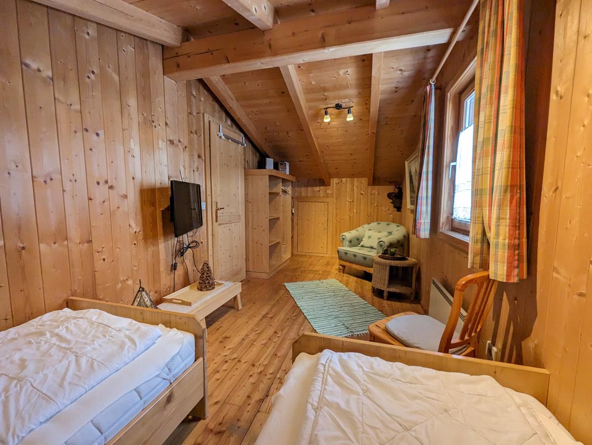 Galeriezimmer mit TV